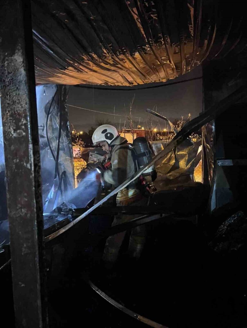 Hatay’da yangında yanan konteyner kullanılamaz duruma geldi.