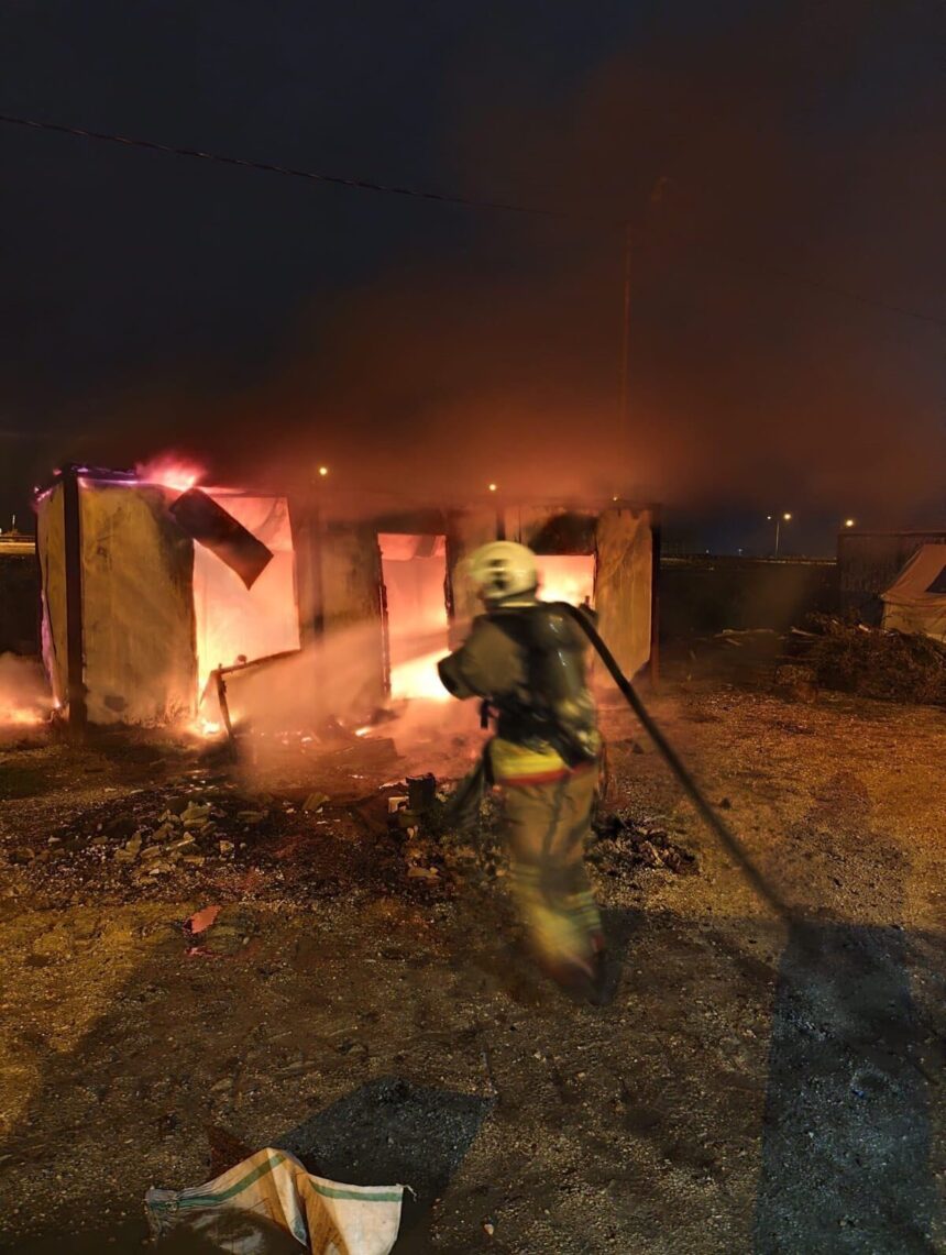 Hatay’da yangın çıkan konteyner tamamen yanarak kullanılamaz duruma geldi.