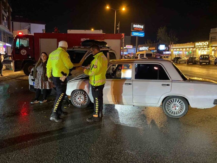 Antalya’nın Serik ilçesinde iki aracın çarpıştığı kazada 3 kişi yaralandı, anı güvenlik kamerasıyla kaydedildi. Antalya’nın Serik ilçesinde iki aracın çarpıştığı kazada 3 kişi yaralandı, anı güvenlik kamerasıyla kaydedildi.
