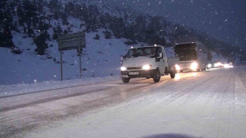 Antalya’da Fırtınalı Yağmurun Ardından Kar Yağışı Etkili Oldu, Akseki-Mevkiinde Kar Kalınlığı 30 Santimetreye Ulaştı Antalya’da Fırtınalı Yağmurun Ardından Kar Yağışı Etkili Oldu, Akseki-Mevkiinde Kar Kalınlığı 30 Santimetreye Ulaştı