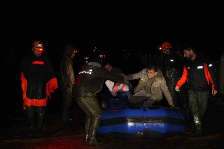 Kumluca’da sağanak yağış tarım arazilerine zarar verdi, AFAD mahsur kalan sürücüyü kurtardı. Kumluca’da sağanak yağış tarım arazilerine zarar verdi, AFAD mahsur kalan sürücüyü kurtardı.
