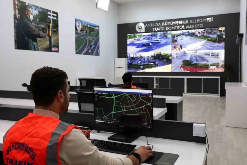 Antalya’da Trafik Kontrol Merkezi ile Ulaşım 7/24 İzleniyor, Dinamik Çözümler Sunuluyor Antalya’da Trafik Kontrol Merkezi ile Ulaşım 7/24 İzleniyor, Dinamik Çözümler Sunuluyor