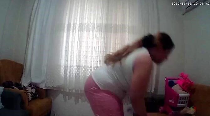 Antalya’da bir yaşındaki bebeğine şiddet uyguladığı görüntülenen yabancı anne tutuklandı.
