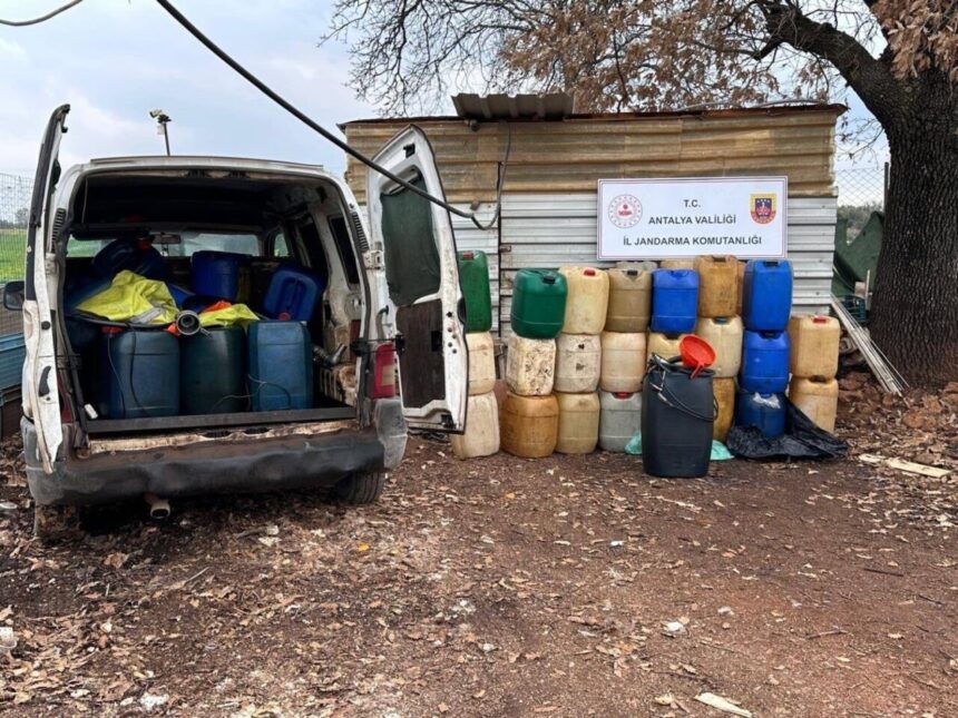 Kepez’de jandarma operasyonunda büyük miktarda kaçak akaryakıt yakalandı. Kepez’de jandarma operasyonunda büyük miktarda kaçak akaryakıt yakalandı.