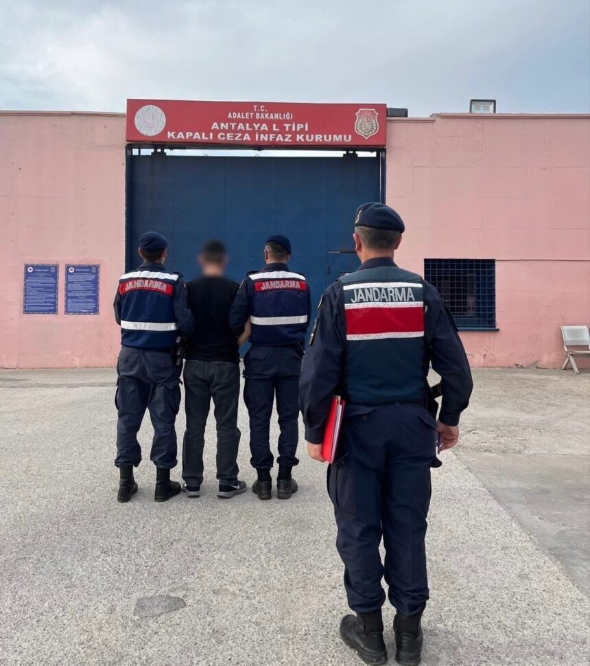 Antalya’da 22 yıl 8 ay hapis cezası bulunan firari hükümlü yakalandı ve cezaevine gönderildi. Antalya’da 22 yıl 8 ay hapis cezası bulunan firari hükümlü yakalandı ve cezaevine gönderildi.