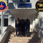 Antalya’nın Kaş ilçesinde ‘nitelikli yağma’ suçundan 40 yıl 3 ay 15 gün hapis cezası olan hükümlü yakalandı.