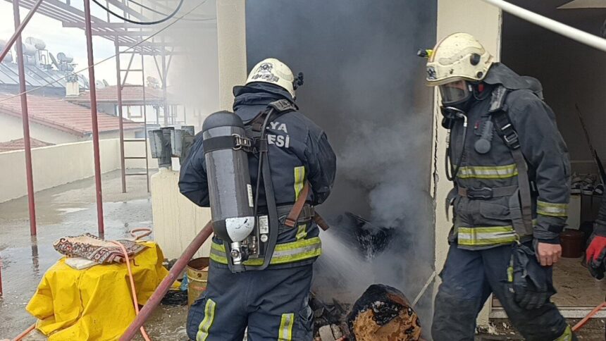 Manavgat’ta 5 katlı apartmanda yangın paniği, kilerdeki alevler itfaiye tarafından söndürüldü. Manavgat’ta 5 katlı apartmanda yangın paniği, kilerdeki alevler itfaiye tarafından söndürüldü.