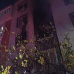 Antalya’da 5 katlı apartmanın 2’nci katında yangın çıktı, itfaiye ekipleri tarafından söndürüldü.