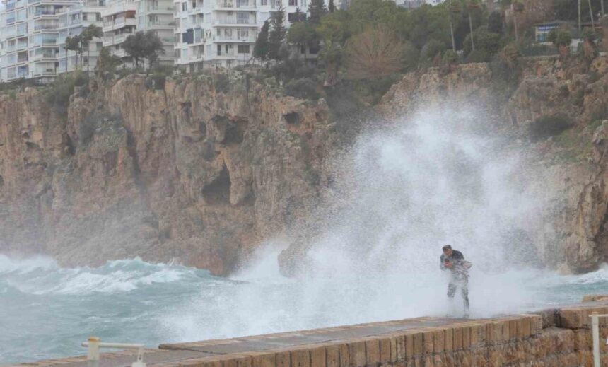 Antalya’da kuvvetli rüzgar çatılara zarar verdi, elektrik hatları koptu ve tabelalar devrildi. Antalya’da kuvvetli rüzgar çatılara zarar verdi, elektrik hatları koptu ve tabelalar devrildi.