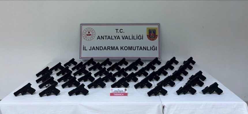 Antalya’da silah ticareti yapan şüphelilere yönelik operasyonda 45 ruhsatsız tabanca ele geçirildi. Antalya’da silah ticareti yapan şüphelilere yönelik operasyonda 45 ruhsatsız tabanca ele geçirildi.