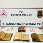 Antalya’da jandarma, tarihi eser kaçakçılığına yönelik operasyonda 3 Kur’an-ı Kerim ve 18 tarihi eser ele geçirdi.