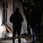 Antalya’da gecekonduda çıkan yangında 1 kişi yaşamını yitirdi, üst kattaki ev sahibi hastaneye kaldırıldı.