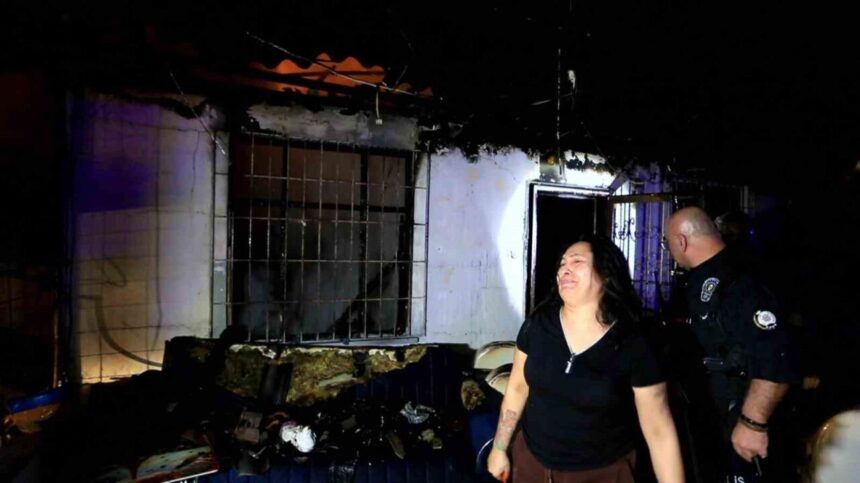 Antalya’da müstakil evde çıkan yangın itfaiye tarafından söndürüldü, ev sahibi sinir krizi geçirdi. Antalya’da müstakil evde çıkan yangın itfaiye tarafından söndürüldü, ev sahibi sinir krizi geçirdi.