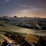 Kumluca’da oluşan hortum, seralara ve enerji hatlarına zarar verdi.