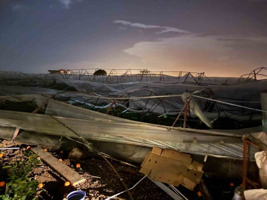 Kumluca’da oluşan hortum, seralara ve enerji hatlarına zarar verdi. Kumluca’da oluşan hortum, seralara ve enerji hatlarına zarar verdi.