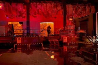 Serik’teki market deposunda çıkan yangın, bölge halkında paniğe yol açtı.