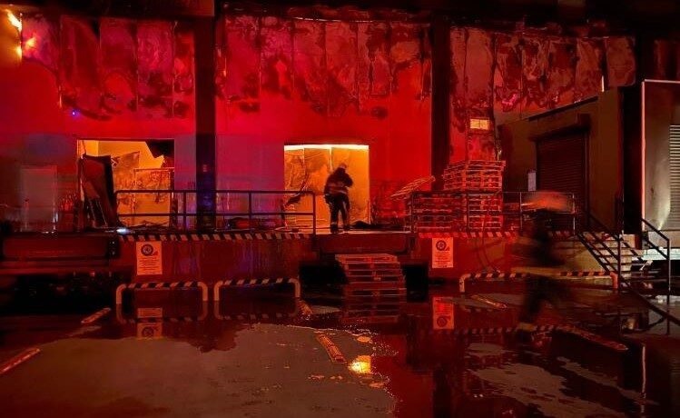 Serik’teki market deposunda çıkan yangın, bölge halkında paniğe yol açtı.