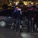 Antalya’da polisten kaçan aracın sürücüsü, kovalamacanın ardından refüje çarparak yakalandı. Yaralı sürücü hastaneye kaldırıldı.