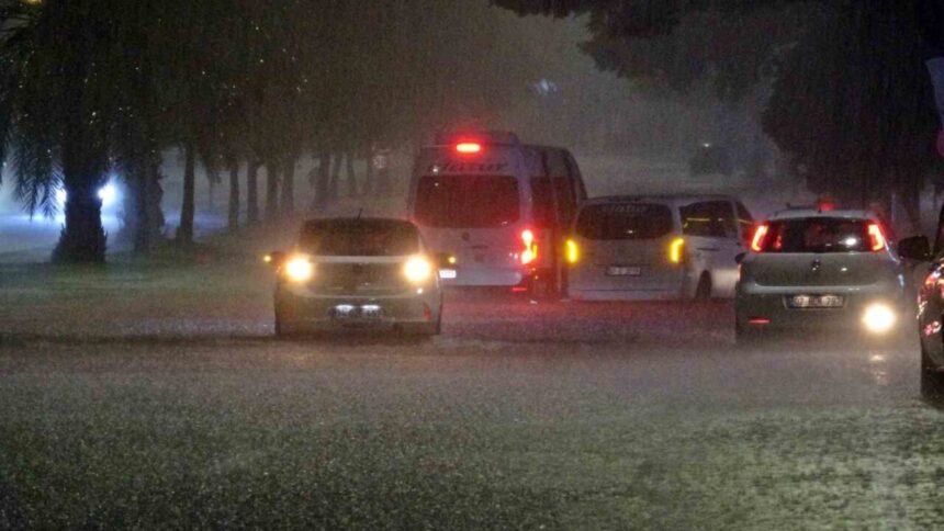 Antalya’da Sarı kod uyarısı sonrası etkili sağanak, yolları göle çevirdi Antalya’da Sarı kod uyarısı sonrası etkili sağanak, yolları göle çevirdi