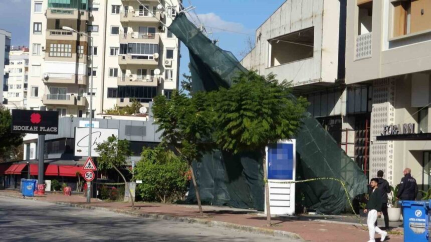 Antalya’da Fırtına Nedeniyle İnşaat İskeleleri Tehlike Oluşturdu, Yol Kapandı