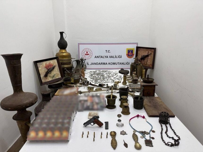 Kepez’de jandarma operasyonunda tarihi eserler, kaçak tütün ve ruhsatsız silah bulundu. Kepez’de jandarma operasyonunda tarihi eserler, kaçak tütün ve ruhsatsız silah bulundu.