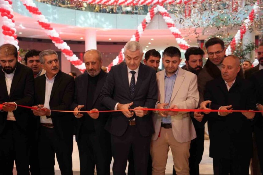 Antalya’daki bir marketin açılışında indirimli teknoloji ürünleri ve hediye çekleri yoğun ilgiyle karşılandı. Antalya’daki bir marketin açılışında indirimli teknoloji ürünleri ve hediye çekleri yoğun ilgiyle karşılandı.