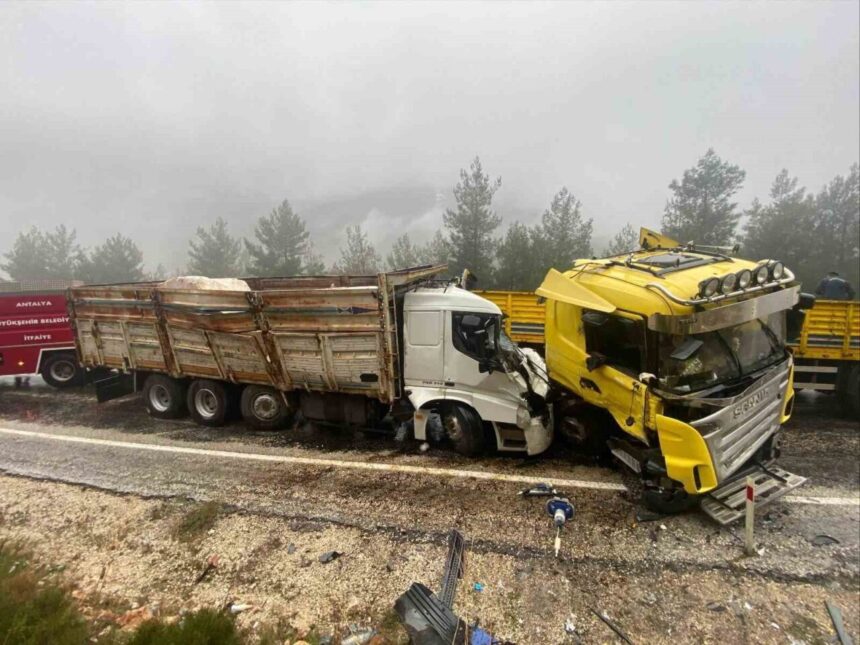 Finike-Elmalı karayolunda tır ve kamyonun çarpışması sonucu 1 kişi hayatını kaybetti, 1 kişi yaralandı. Finike-Elmalı karayolunda tır ve kamyonun çarpışması sonucu 1 kişi hayatını kaybetti, 1 kişi yaralandı.