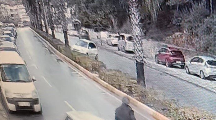 Manavgat’ta otomobilin virajı alamayıp palmiye ağacına çarptığı kaza güvenlik kameralarına yansıdı.