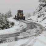 Antalya’nın yüksek bölgelerinde kar yağışı hayatı olumsuz etkiliyor, ekipler yoğun çalışma yürütüyor.