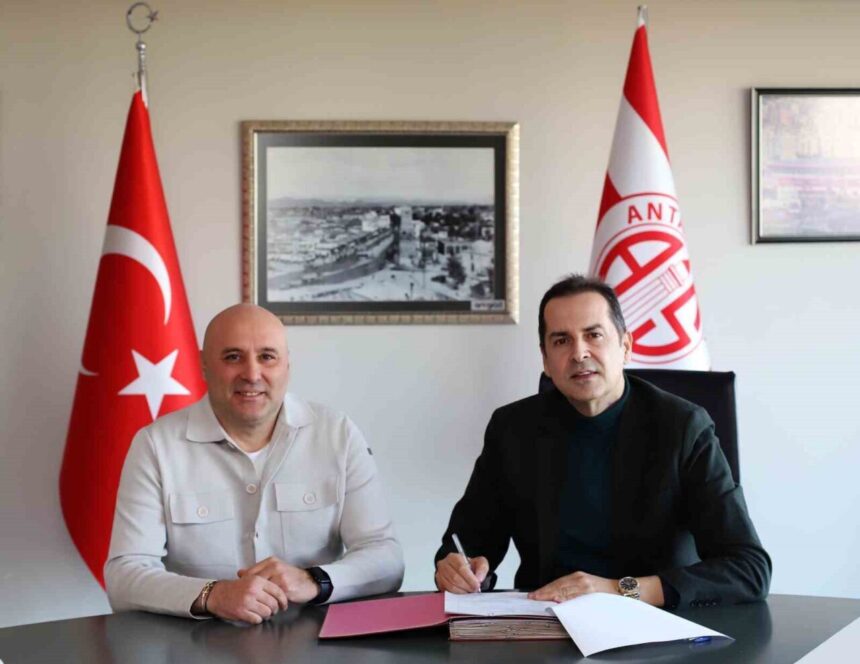 Antalyaspor, teknik direktörlük görevinin yeni sahibi Sami Uğurlu olduğunu açıkladı.