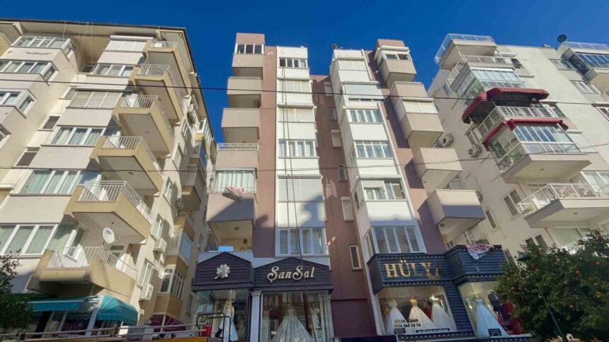 Antalya’da 7 katlı apartmanda çıkan yangında dumanlar paniğe sebep oldu, bir çocuk dumandan etkilendi. Antalya’da 7 katlı apartmanda çıkan yangında dumanlar paniğe sebep oldu, bir çocuk dumandan etkilendi.