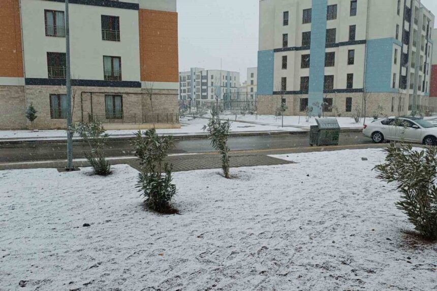 Gaziantep’in Araban ilçesinde kar yağışı çiftçileri sevindirdi, kuraklık endişesi hafifledi. Gaziantep’in Araban ilçesinde kar yağışı çiftçileri sevindirdi, kuraklık endişesi hafifledi.