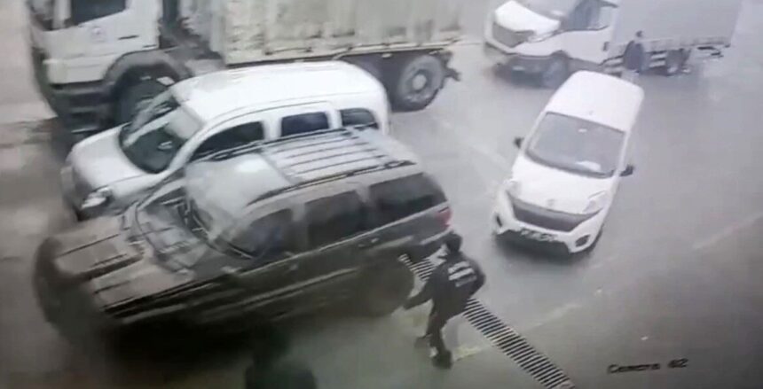 Düzce’de muayene istasyonunda trafik kazası: 3 araçta hasar oluştu, o anlar kameralara yansıdı. Düzce’de muayene istasyonunda trafik kazası: 3 araçta hasar oluştu, o anlar kameralara yansıdı.