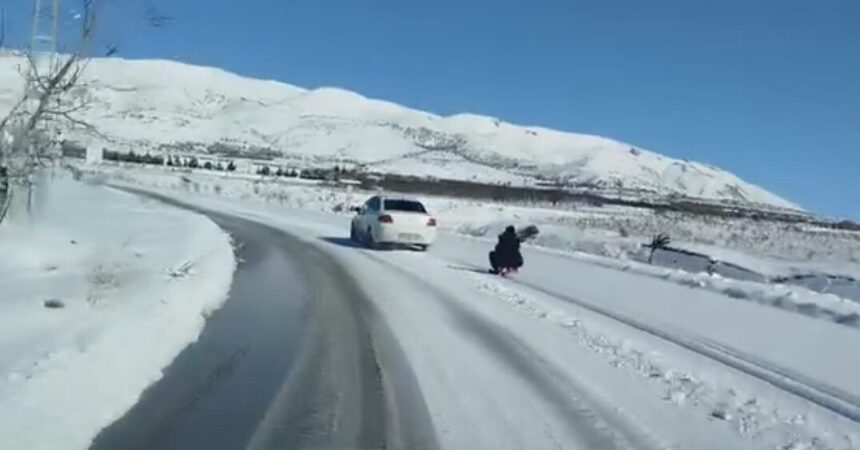 Elazığ’da bir kişi, aracına bağlı kızağı çekerek tehlikeli bir eğlence yaptı. O anlar kaydedildi. Elazığ’da bir kişi, aracına bağlı kızağı çekerek tehlikeli bir eğlence yaptı. O anlar kaydedildi.