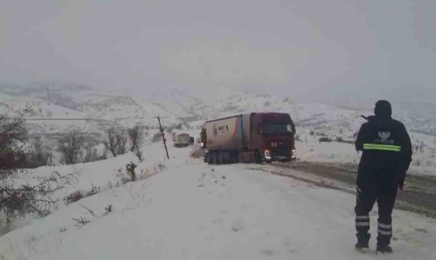 Sincik ilçesinde yoğun kar yağışı nedeniyle birçok araç yolda kaldı.