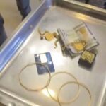 Araklı’da Sokakta Bulunan Altın ve Para Dolu Çanta Sahibine Teslim Edildi