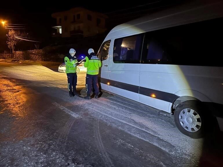 Aydın’da emniyet ve jandarma ekipleri denetimlerde 29 bin 83 araca ceza verdi.