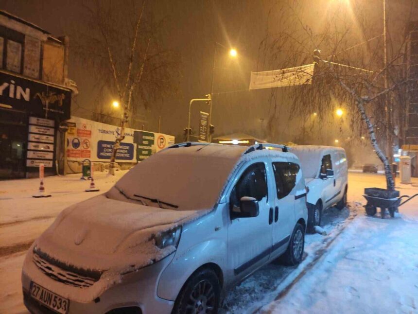 Ardahan’da gece saatlerinde kar yağışı etkisini gösterdi. Ardahan’da gece saatlerinde kar yağışı etkisini gösterdi.