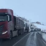 Ardahan’da kar yağışı ve tipi ulaşımı olumsuz etkiledi, Ilgar Dağı Geçidi trafiğe kapandı.