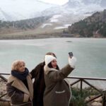 Erzincan’da soğuk hava nedeniyle Ardıçlı Gölü’nün yüzeyi buzla kaplandı, kış manzaraları ilgi çekti.