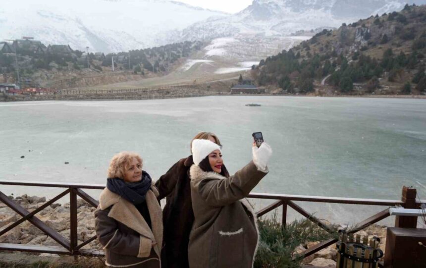 Erzincan’da soğuk hava nedeniyle Ardıçlı Gölü’nün yüzeyi buzla kaplandı, kış manzaraları ilgi çekti.