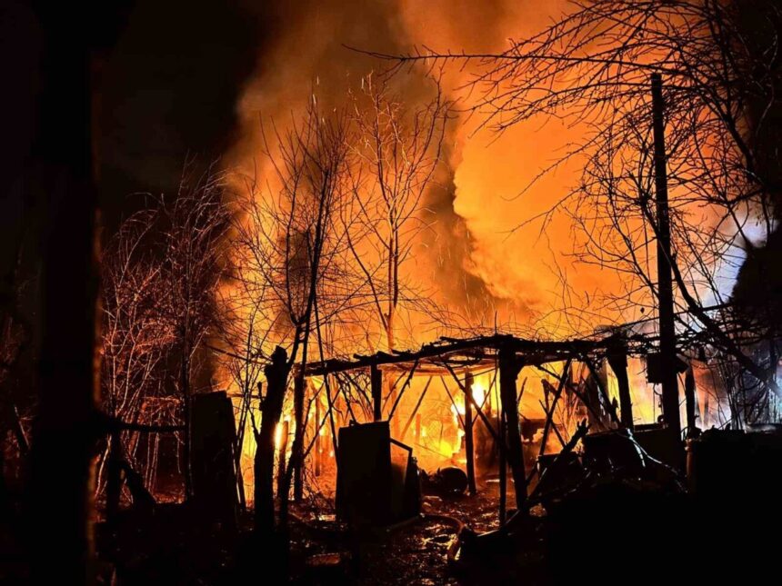 Düzce’de bir evin ardiye kısmındaki yangın, 2 katlı evin yanmasına engel olunarak söndürüldü. Düzce’de bir evin ardiye kısmındaki yangın, 2 katlı evin yanmasına engel olunarak söndürüldü.