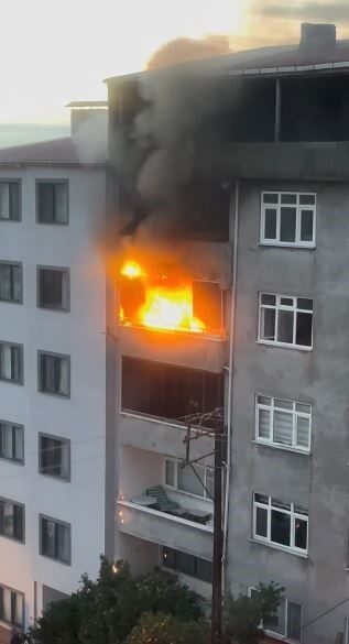 Arhavi’de 5 katlı binada çıkan yangın itfaiye tarafından kontrol altına alındı Arhavi’de 5 katlı binada çıkan yangın itfaiye tarafından kontrol altına alındı