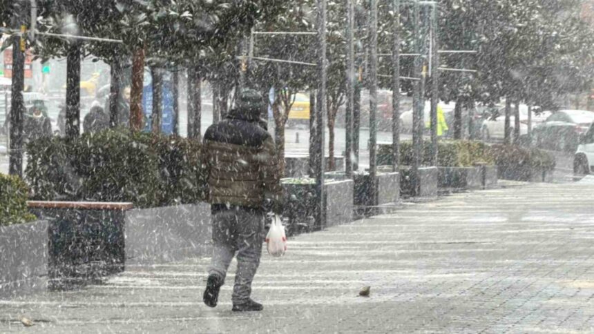 İstanbul Arnavutköy’de yoğun kar yağışı vatandaşlara zorluk çıkardı. Ekipler tuzlama çalışması yaptı. İstanbul Arnavutköy’de yoğun kar yağışı vatandaşlara zorluk çıkardı. Ekipler tuzlama çalışması yaptı.