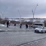 İstanbul Arnavutköy’de kar yağışı sonrası çocukların trafiğe kartopu atması sürücüyü kızdırdı.