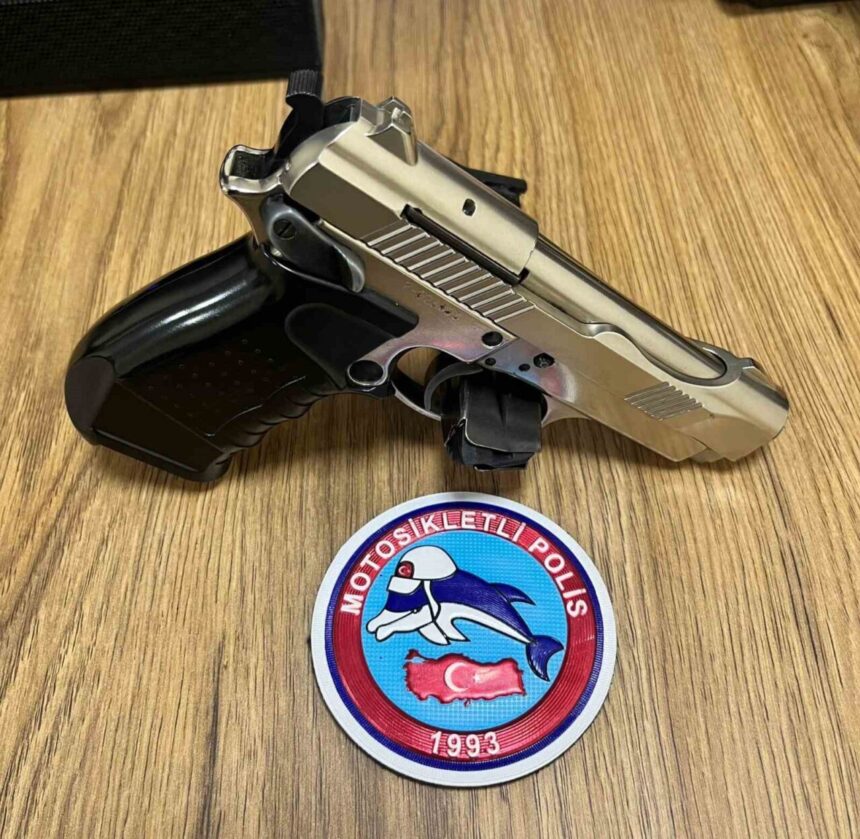 Arnavutköy’de düğün konvoyunda havaya ateş açan bir kişi ruhsatsız silahıyla yakalandı. Arnavutköy’de düğün konvoyunda havaya ateş açan bir kişi ruhsatsız silahıyla yakalandı.