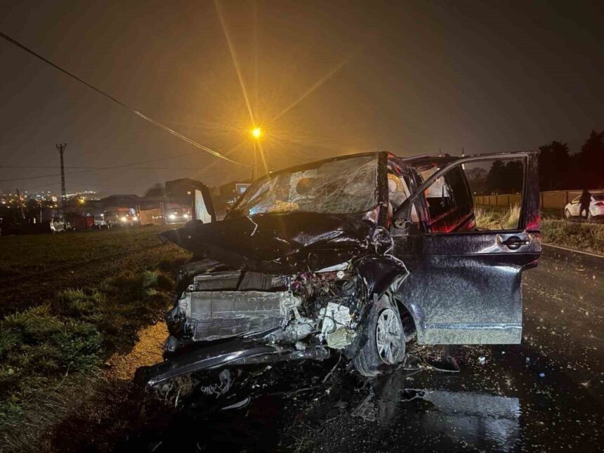 İstanbul Arnavutköy’de yağmur nedeniyle kayganlaşan yolda otobüs ile hafif ticari araç çarpıştı, 2 kişi yaralandı. İstanbul Arnavutköy’de yağmur nedeniyle kayganlaşan yolda otobüs ile hafif ticari araç çarpıştı, 2 kişi yaralandı.