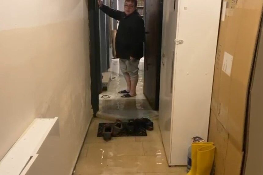 İstanbul’da akşam saatlerinde meydana gelen sağanak, Arnavutköy’de ev ve iş yerlerini su baskınına soktu. İstanbul’da akşam saatlerinde meydana gelen sağanak, Arnavutköy’de ev ve iş yerlerini su baskınına soktu.