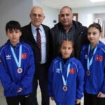 Düzce’de Wushu Sporcuları ve Antrenörlerinden İl Müdürü Arslantürk’e Ziyaret Gerçekleşti