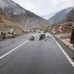 Artvin-Şavşat Karayolu’ndaki heyelan, sürücünün dikkati sayesinde olası bir kazayı önledi.